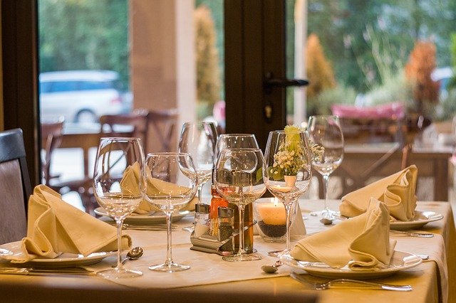 The Benefits of Buying Veneer Tables for Your Restaurant